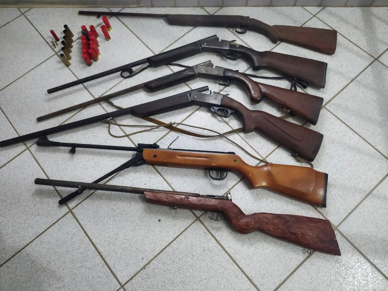 PM de Mafra apreende 6 armas de fogo e liberta jovem de cárcere privado